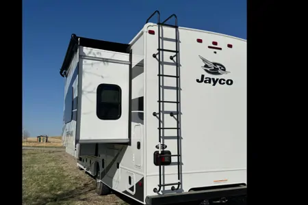 Travel in Comfort & Style: Carol’s Upscale Motor Home Awaits You!