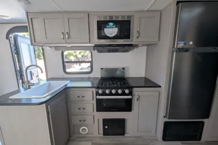 Bolshoi's Prime Time Tracer LE Travel Trailer