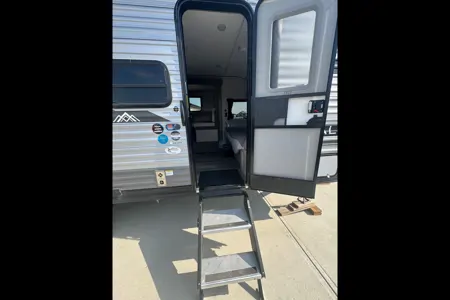Kyle's Coachmen Catalina Travel Trailer
