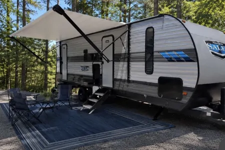 Clean, Well-Maintained Family Camper | Sleeps 6–8 | Queen Bed + Bunks