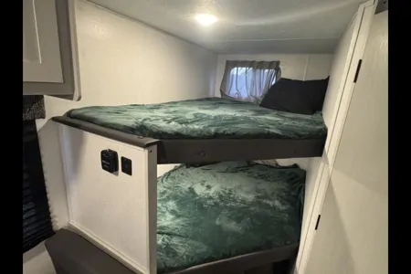 Adventure-Ready Family RV – Sleeps 8, Fully Loaded, Easy Tow!