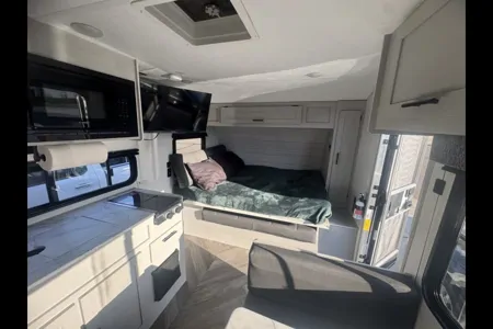Adventure-Ready Family RV – Sleeps 8, Fully Loaded, Easy Tow!