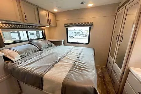 WiFi - LUXURIOUS - Sleeps 7 - Fits in State Parks (2)
