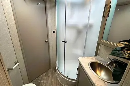 WiFi - LUXURIOUS - Sleeps 7 - Fits in State Parks (2)