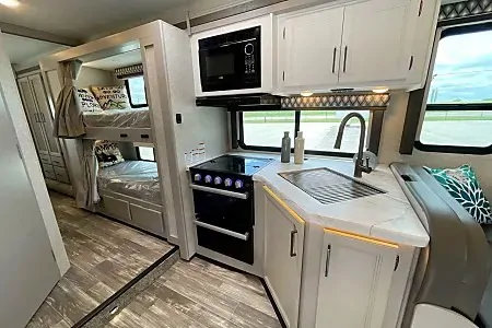 WiFi - LUXURIOUS - Sleeps 7 - Fits in State Parks (2)