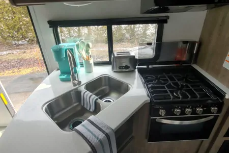 Family travels Heartland Pioneer BH280 Travel Trailer