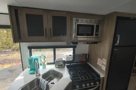 Family travels Heartland Pioneer BH280 Travel Trailer