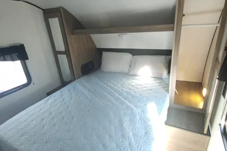 Family travels Heartland Pioneer BH280 Travel Trailer