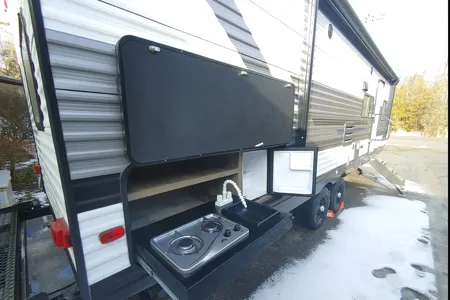 Family travels Heartland Pioneer BH280 Travel Trailer
