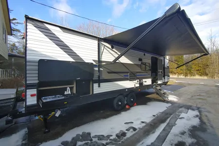 Family travels Heartland Pioneer BH280 Travel Trailer