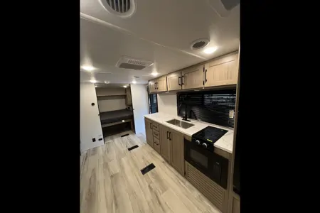 BRAND NEW! Sleeps 8❗️2025 Coleman Light 26BX