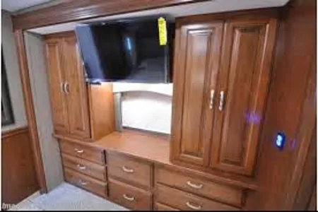 Vivian (Forest River Legacy 39')