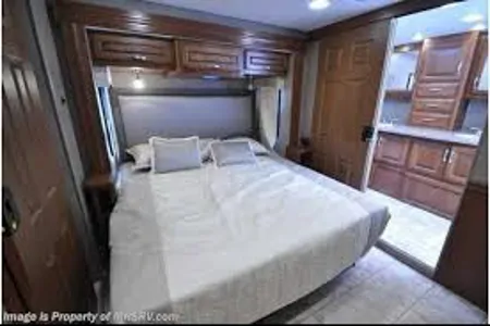 Vivian (Forest River Legacy 39')
