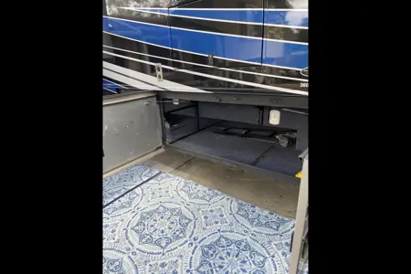 Vivian (Forest River Legacy 39')