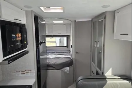 Monique Thor Motor Coach Échelon LC 21 Classe C