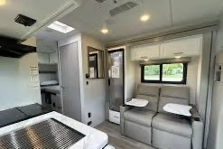 Monique Thor Motor Coach Échelon LC 21 Classe C