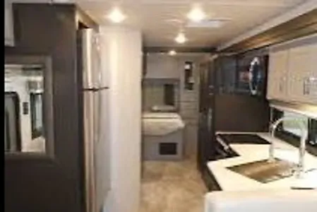 Monique Thor Motor Coach Échelon LC 21 Classe C