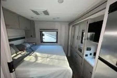 Monique Thor Motor Coach Échelon LC 21 Classe C