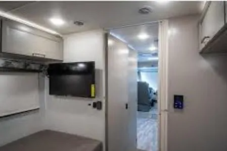 Monique Thor Motor Coach Échelon LC 21 Classe C