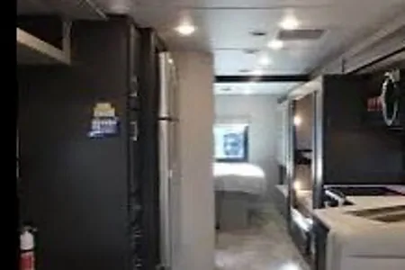 Monique Thor Motor Coach Échelon LC 21 Classe C