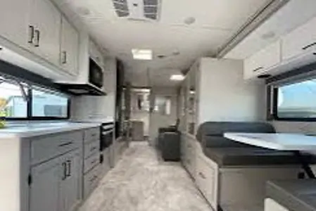 Monique Thor Motor Coach Échelon LC 21 Classe C