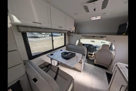 Monique Thor Motor Coach Échelon LC 21 Classe C