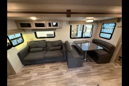 Luxury Front Kitchen Retreat • Slide-Out • Hotel-Style Comfort - Sleeps 4-5— Flagstaff