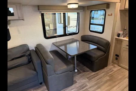 Luxury Front Kitchen Retreat • Slide-Out • Hotel-Style Comfort - Sleeps 4-5— Flagstaff