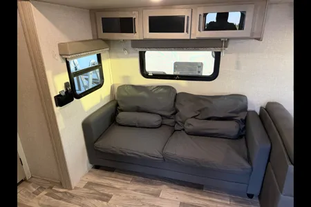 Luxury Front Kitchen Retreat • Slide-Out • Hotel-Style Comfort - Sleeps 4-5— Flagstaff