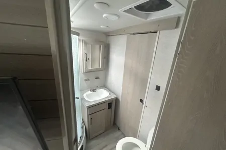 Luxury Front Kitchen Retreat • Slide-Out • Hotel-Style Comfort - Sleeps 4-5— Flagstaff