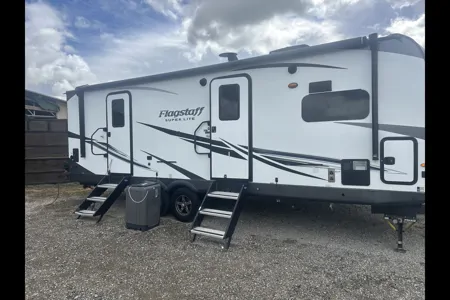 Luxury Front Kitchen Retreat • Slide-Out • Hotel-Style Comfort - Sleeps 4-5— Flagstaff