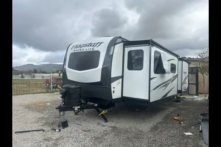 Luxury Front Kitchen Retreat • Slide-Out • Hotel-Style Comfort - Sleeps 4-5— Flagstaff