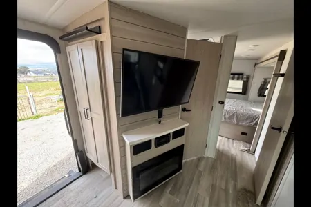 Luxury Front Kitchen Retreat • Slide-Out • Hotel-Style Comfort - Sleeps 4-5— Flagstaff