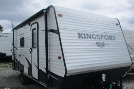 Perfect layout with bunks and a washroom. 