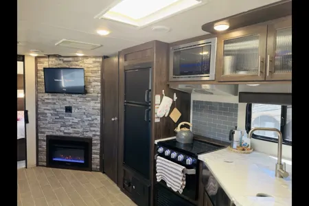 Forest River RV. Sleeps 9! Unlimited Miles! Generator.y wolf Travel Trailer