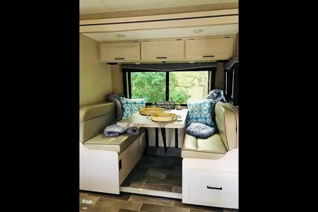 Fireside RV's Thor Motor Coach Chateau 24F - LMI1151 *