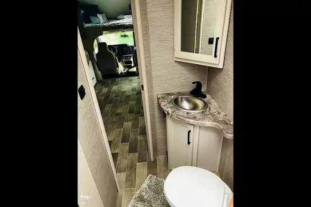 Fireside RV's Thor Motor Coach Chateau 24F - LMI1151 *