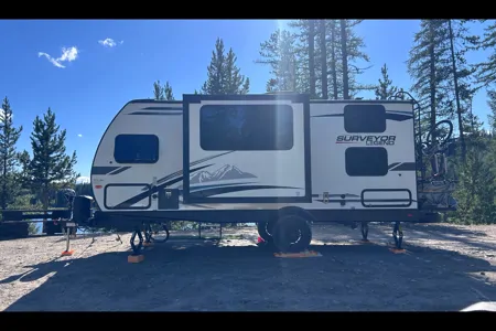 Family Bunkhouse Adventure Rig – Sleeps 6 with Outdoor Kitchen!