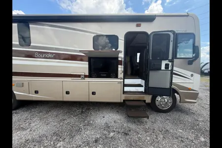 Chief Carl's Caravan- 2016 Fleetwood Bounder Class A