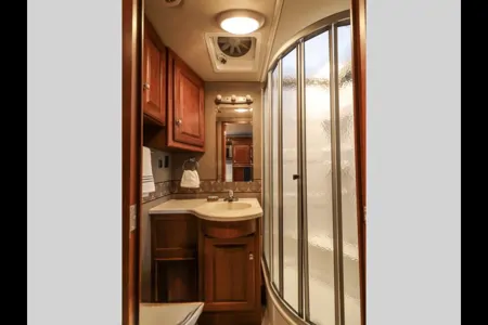 Jodi's Winnebago Itasca SunCruiser 35p Class A