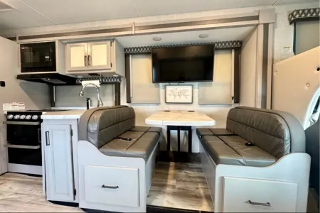 Luxury Family - Style Bunkhouse Sleeps 10 Solar Wi-fi 2 A/C + More