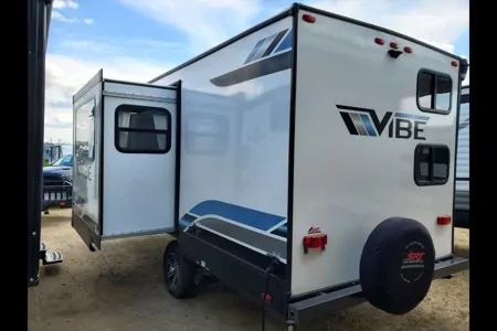 ***SUV & 1/2 ton towable*** Rustic Royalty Vibe Family Trailer*