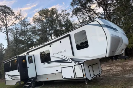 Keystone Avalanche 372MB Fifth Wheel