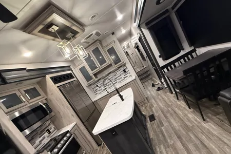 Keystone Avalanche 372MB Fifth Wheel