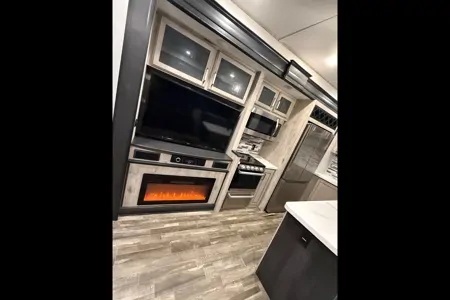 Keystone Avalanche 372MB Fifth Wheel