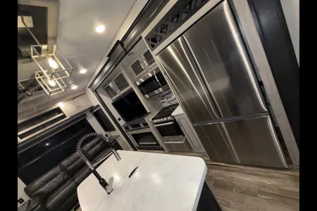 Keystone Avalanche 372MB Fifth Wheel