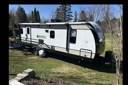 Howard's Radiance 25 RB Travel Trailer