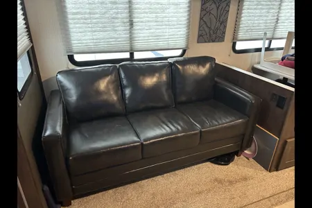 Howard's Radiance 25 RB Travel Trailer