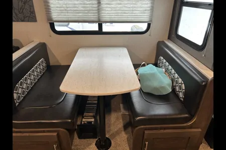 Howard's Radiance 25 RB Travel Trailer