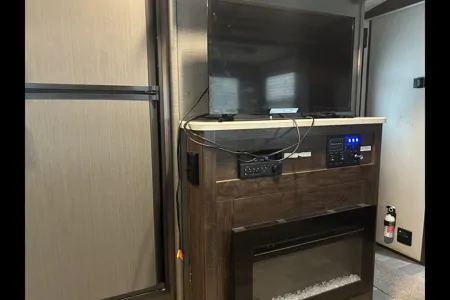 Howard's Radiance 25 RB Travel Trailer